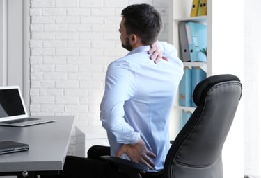 un homme qui a mal au dos