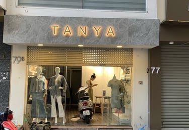 Biển hiệu TANYA cho Shop thời trang, nền giá đá chữ hiển thị là chất liệu Inox xước bạc có đèn lánân