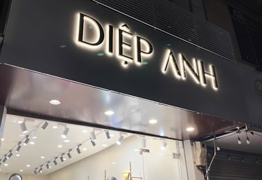 Biển quảng cáo chữ nổi , đèn LED hắt sáng chân