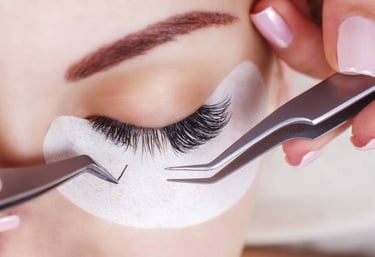 alt="mobile lash technician applying lashes in London home"