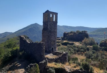 Le castrum de Neyran dominant Saint-Gervais-sur-Mare dans le Haut-Languedoc, Hérault
