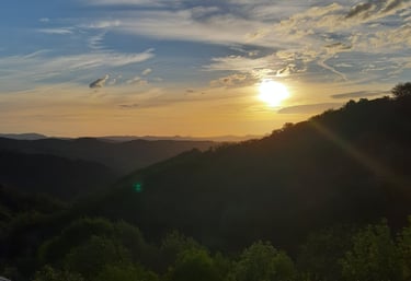 Lever de soleil au hameau de Sénas à Rosis dans le Haut-Languedoc, Hérault