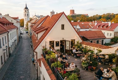Stogo terasa Vilniaus senamiestyje, su vaizdu į Gedimino bokštą ir katedrą