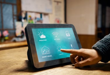 Video instrukcijos kaip naudotis išmaniomis namų valdymo sistemomis.