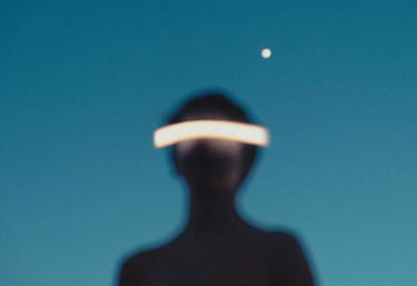 portada sección "El Manifiesto" una persona, que no se puede distinguir, abajo dice "unknown"