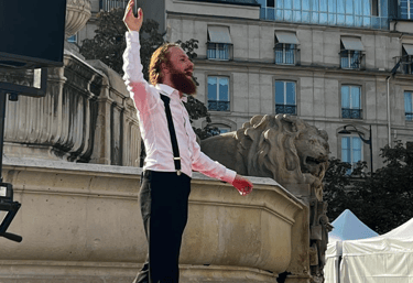 Comédien qui fait appel au public