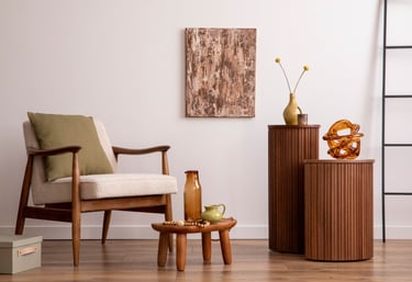 Fauteuil, bijzettafels met vazen en glaswerk in mid-century stijl