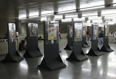 Fotografia da exposição no metrô Tatuapé em São Paulo.