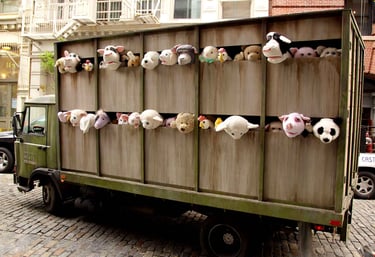 Sirens Of The Lambs" de Banksy