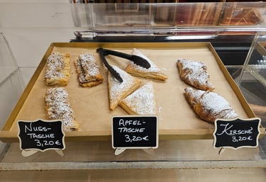 Nusstasche-Apfeltasche und gefüllte Croissants