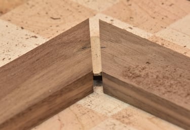 Biscuit joint for a chessboard 