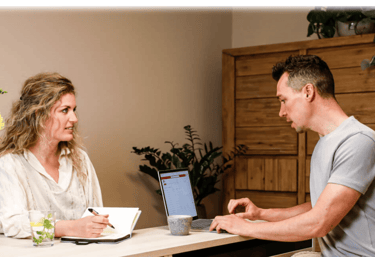 Psychosomatische fysiotherapeut aan het werk