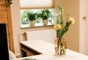 Het kantoor voor ademtherapie met een mooie bloemenvaas op het bureau