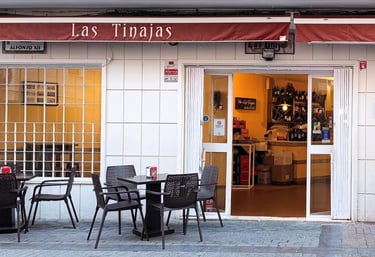 Vista exterior del Bar Las Tinajas Huelva, con mesas al aire libre, invitando a disfrutar de la comida.