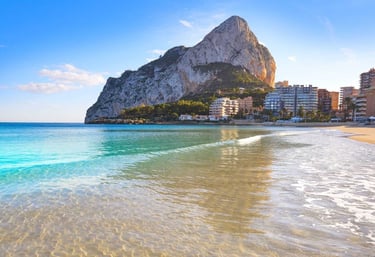 Tarde tranquila en playa de Calpe costa blanca