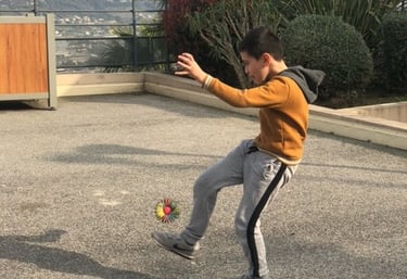 Un enfant joue au pitchak