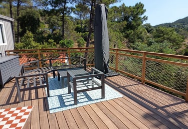 Terrasse créée sur devis personnalisé, en bois exotique cumaru, robuste, résistant au intempéries.