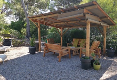 Pergola réalisée sur mesure pour créer un espace cosy, à l'ombre, protégé du soleil, et naturel.