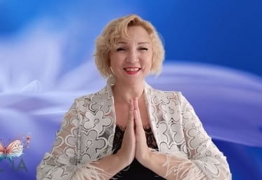 Svitlana Bytka enseñando el curso de reconexión cuántica vestida de ropa blanca con una mariposa