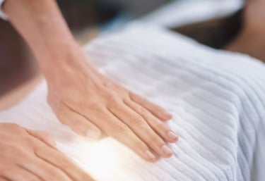 Práctica de bioenergética corporal durante un curso holístico para desbloquear energía y promover el bienestar integral.