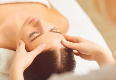 una mujer en la camilla recibiendo terapia Bioenergética craneal con Svitlana Bytka