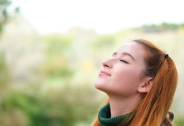 a woman with red hair and a green scarf en talleres de desarrollo personal