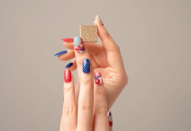 落花流水のネイルチップを着用している様子