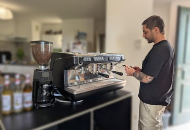 Barista préparant un café de spécialité pour les invités d'un événement privé