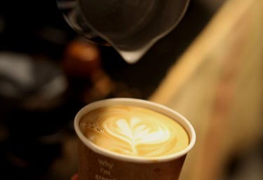 Barista de Kafé Barista réalisant un latte art lors d'un événement en Occitanie