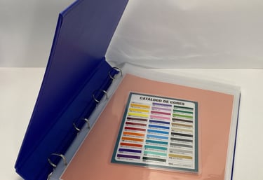 Catálogo de cores dentro de uma pasta catálogo com marcadores de instrumentais cirúrgicos