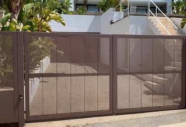 Puerta abatible automática elegante para viviendas en Ibiza