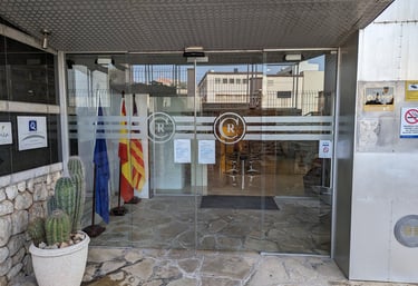 Puerta corredera automática de cristal para accesos peatonales en comercios y oficinas en Ibiza