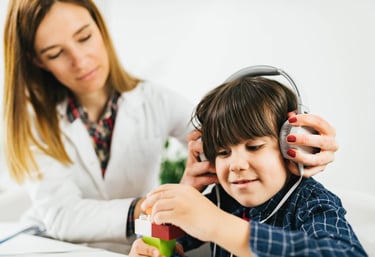 Criança fazendo exame de audiometria condicionada
