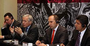 Evento híbrido con participantes usando audífonos para interpretación simultánea de idiomas