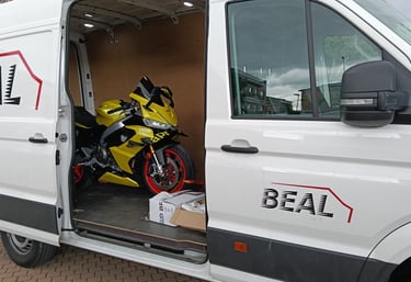 Furgoneta BEAL transportando motocicleta