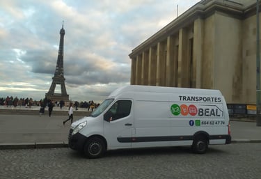 Furgoneta de BEAL Servicios logísticos frente a la torre Eiffel