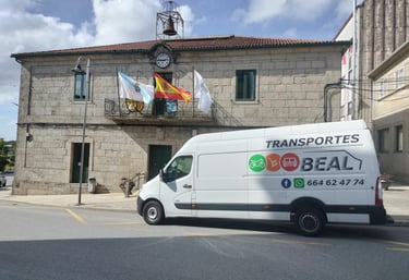Furgoneta de Transportes Beal estacionada frente a un edificio histórico
