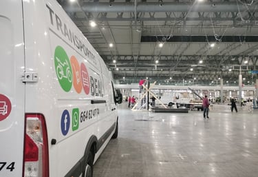 Furgoneta de Transportes Beal dentro de un recinto ferial, facilitando la logística en un evento.
