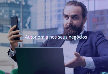 Empresário dominando a tecnologia após Capacitação Digital