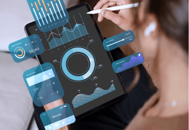Pessoa analisando dashboards, gráficos de negócios