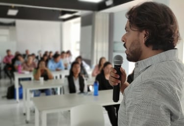 Ponente exponiendo un tema de cursos y capacitaciones 