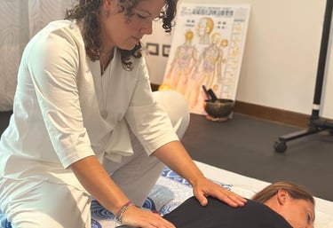 operatore shiatsu tratta schiena di una donna