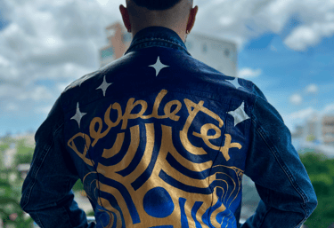 Chaqueta pintada a mano, personalizada o customizada con el logo para activación de marca.
