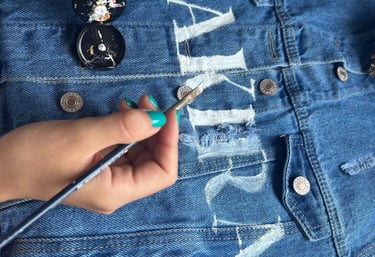 Chaqueta pintada con lettering y diseño custmizado hecho a mano.