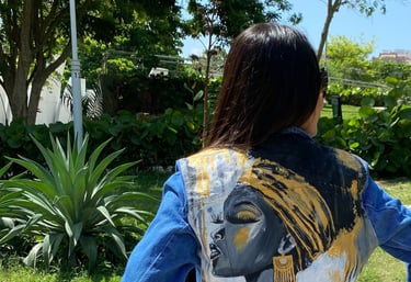 Chaqueta pintada a mano con estilo urbano, color dorado y retrato