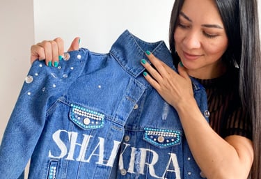 Chaqueta con más que pintura, detalles, brillantes, apliques y accesorios que la hagan única.