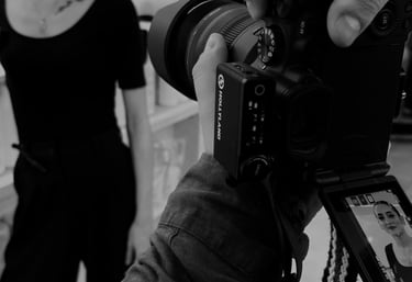 Backstage di uno shooting fotografico professionale: dettagli di scatto e attrezzatura