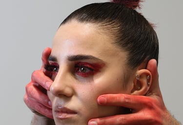 Ritratto beauty durante uno shooting: make-up artistico con tonalità intense e focus sui dettagli