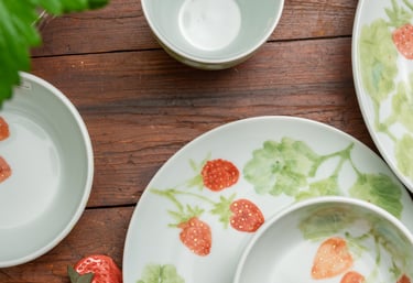 produits artisanaux japonais sur une table en bois avec des assiettes et des bols aux motifs fraises
