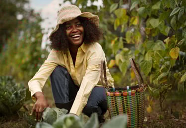 Femme avec chapeau de paille travaillant en agriculture naturelle en Afrique